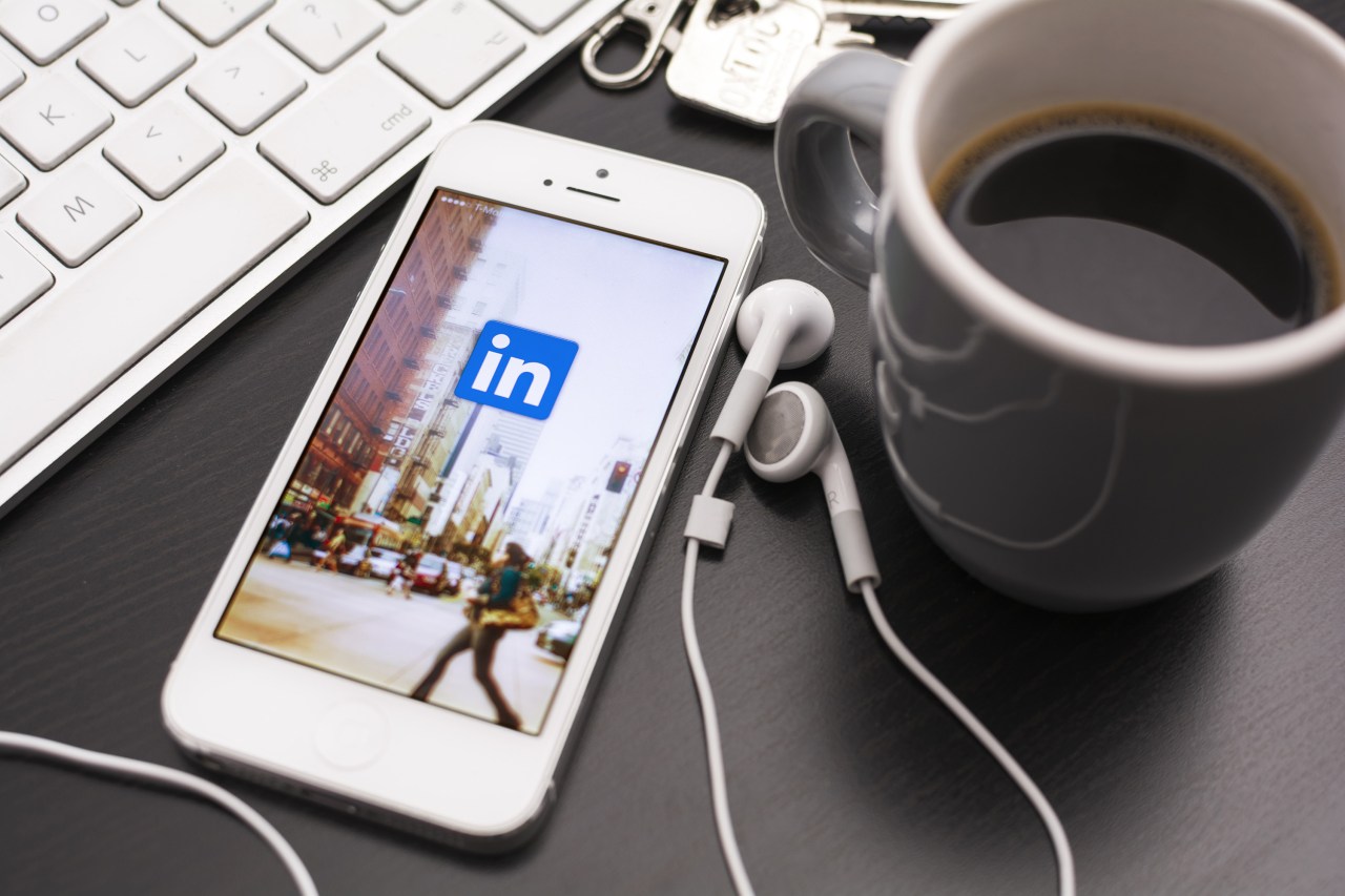 Enhancing Professional Conversations: LinkedIn’s Smart Reply Feature