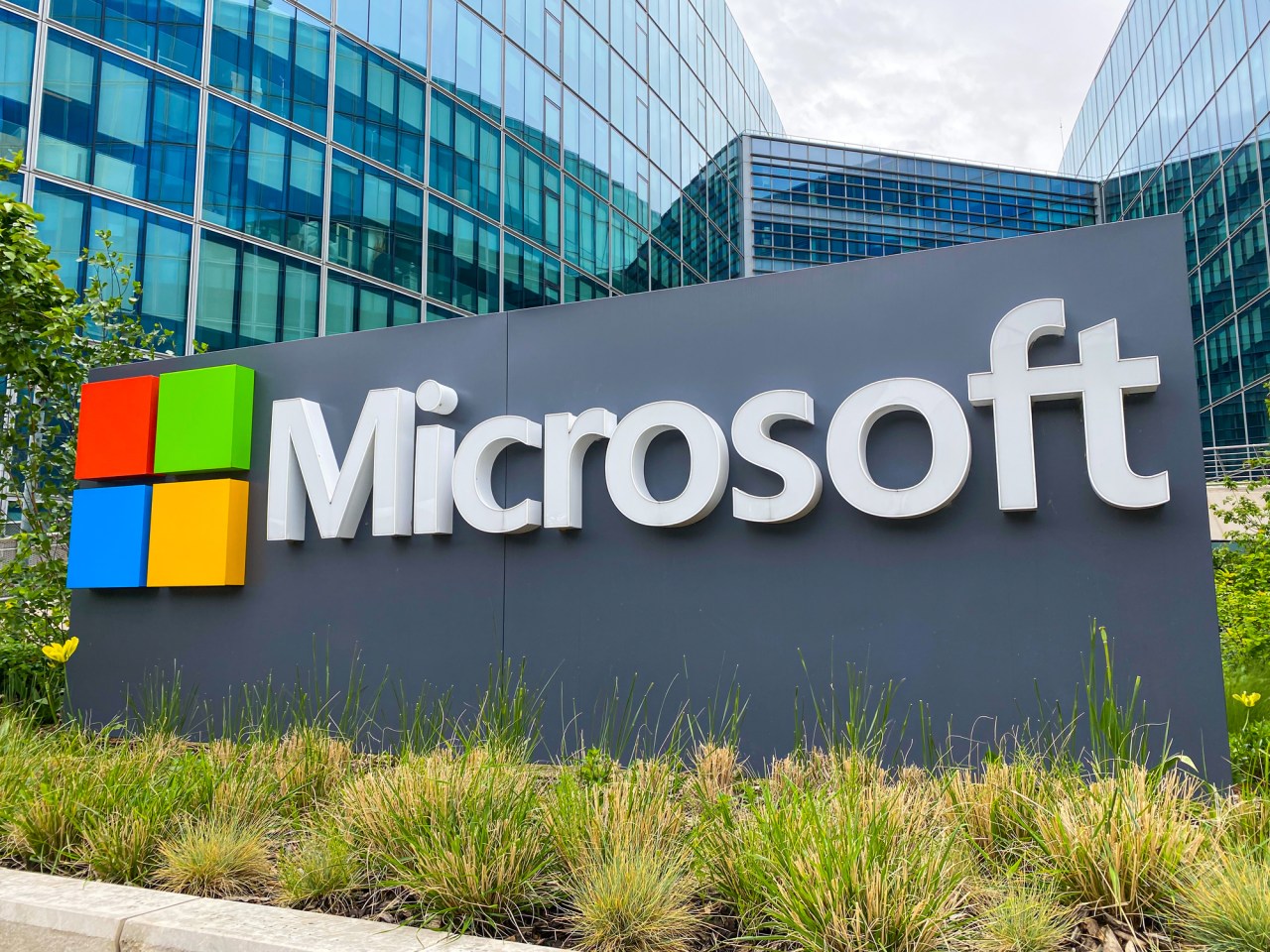 Revolutionizing Battery Materials Discovery with Azure Quantum Elements