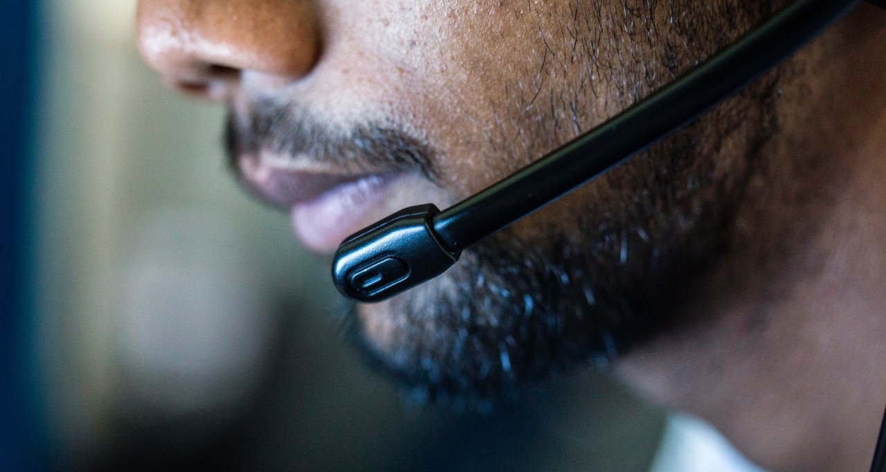 Revolutionizing Call Centers: The Role of AI in Enhancing Customer Experience